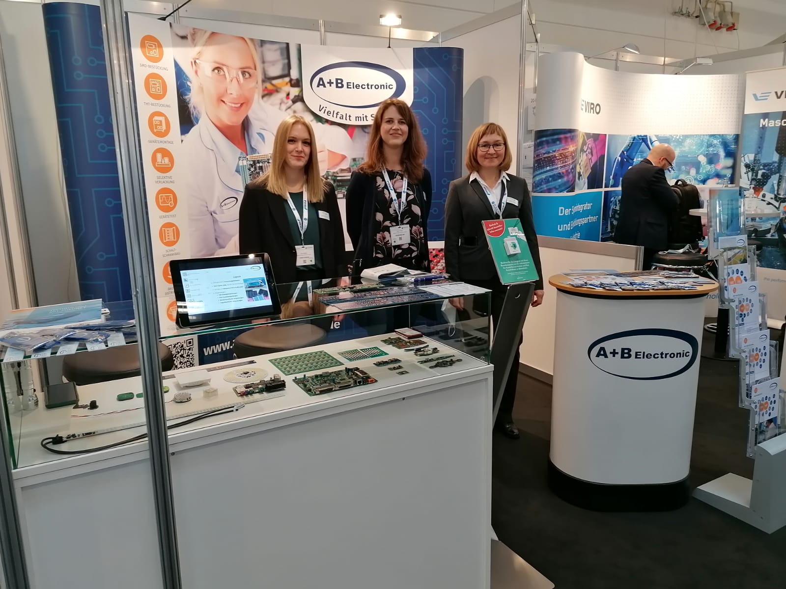 Mitarbeiter*innen vor dem Messestand von A+B Electronic
