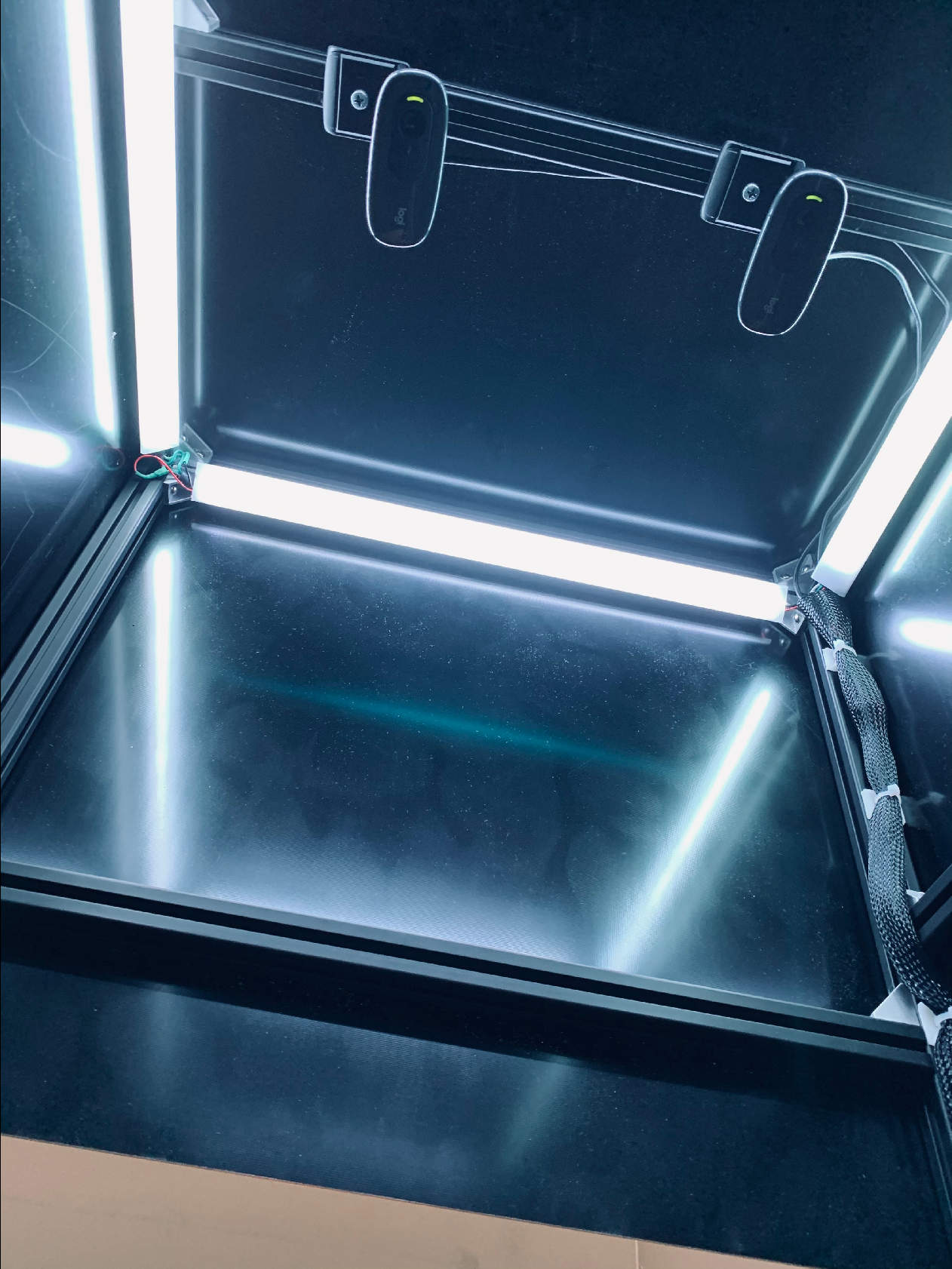 Schwarze Box mit Licht und zwei Kameras auf der Produktionslinie