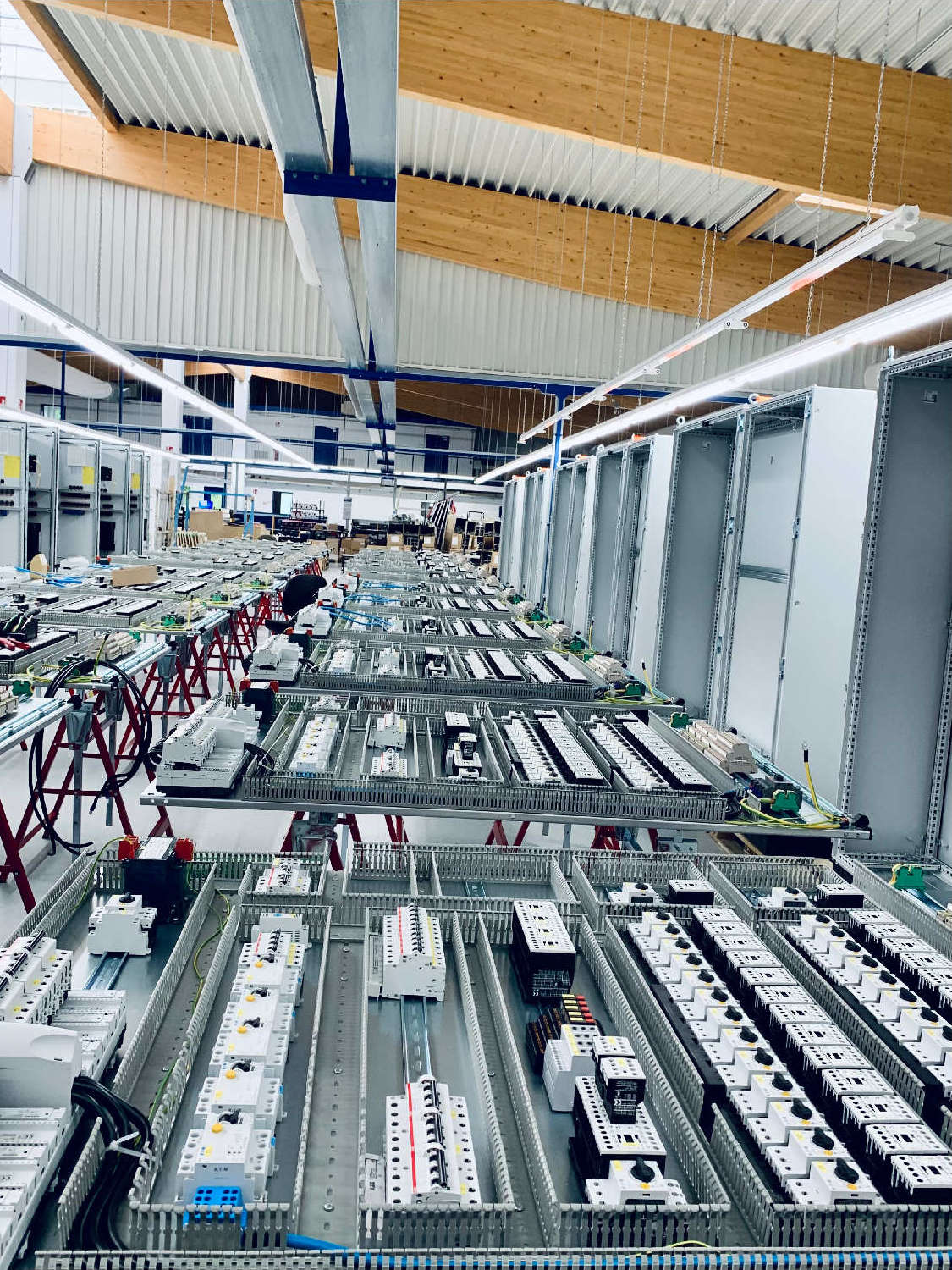 Eine Reihe von Montageplatten die verdrahtet werden müssen