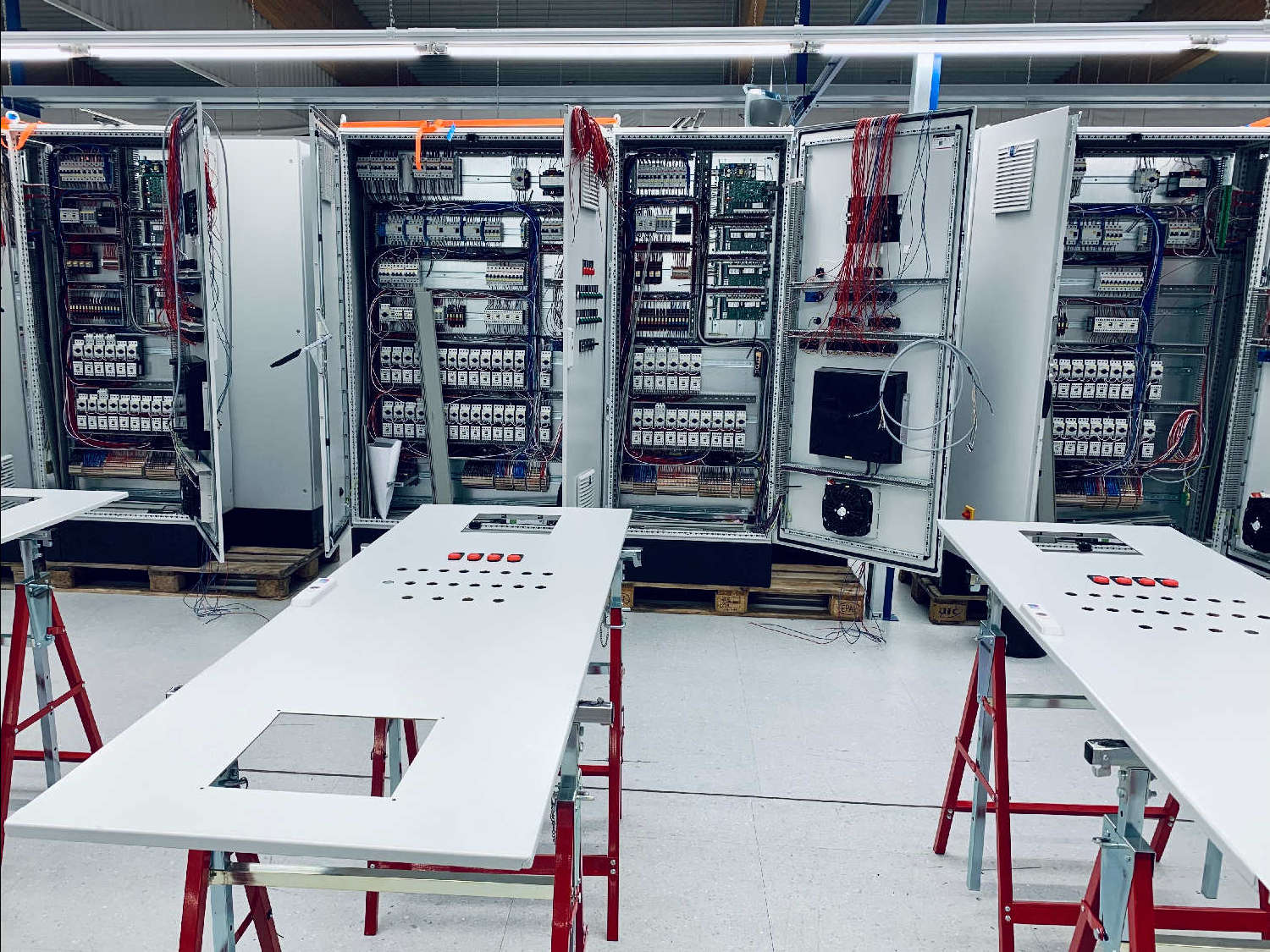 Ein bestückter Schaltschrank an dem die Türen eingebaut werden