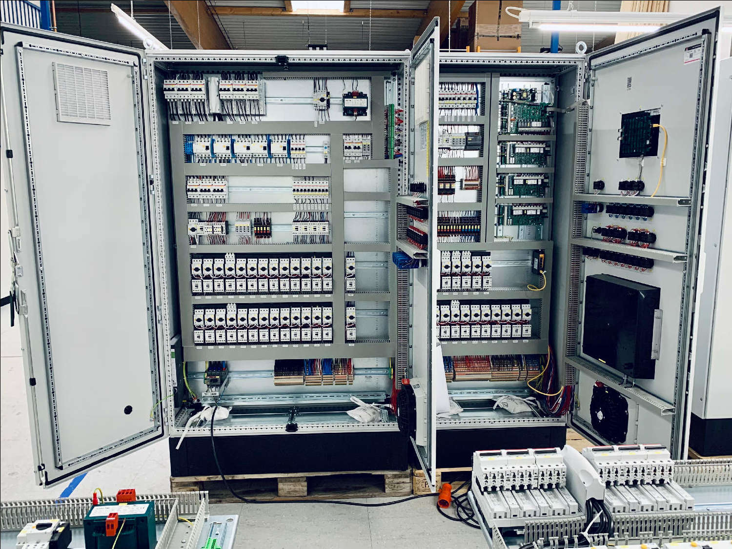 Ein bestückter Schaltschrank in der letzten Vorbereitung