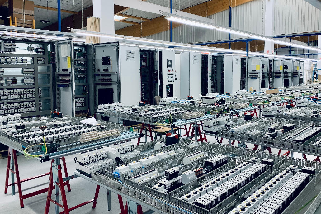 Industrie-Schaltschränke in Serie