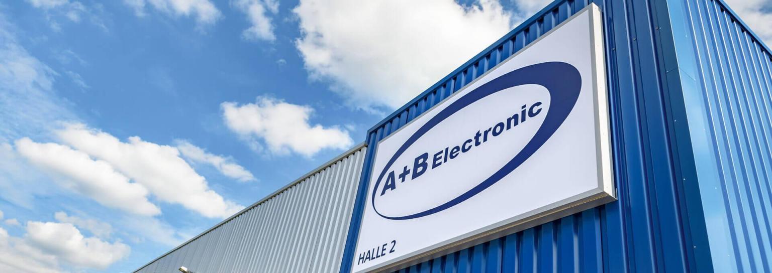 Logo von A+B Electronic an der Außenfassade