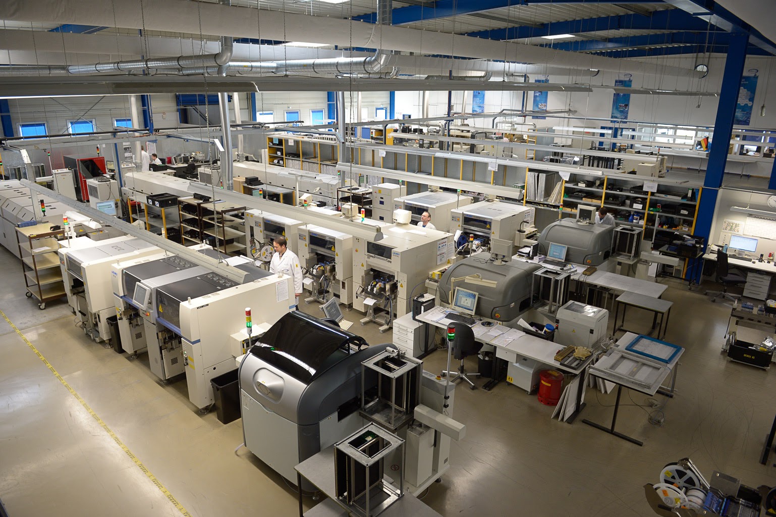 Die Produktionshalle von A+B Electronic mit mehreren Maschinen.