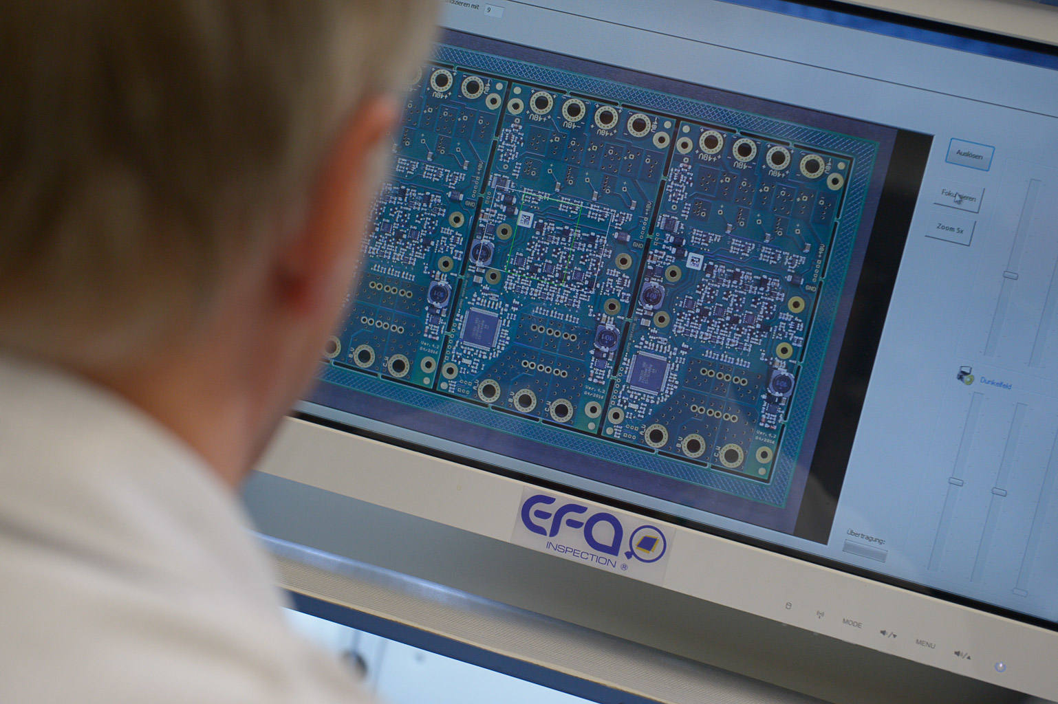 Das Bild zeigt einen Mitarbeiter, der die Bestückung elektronischer Baugruppen mittels einer Software prüft.
