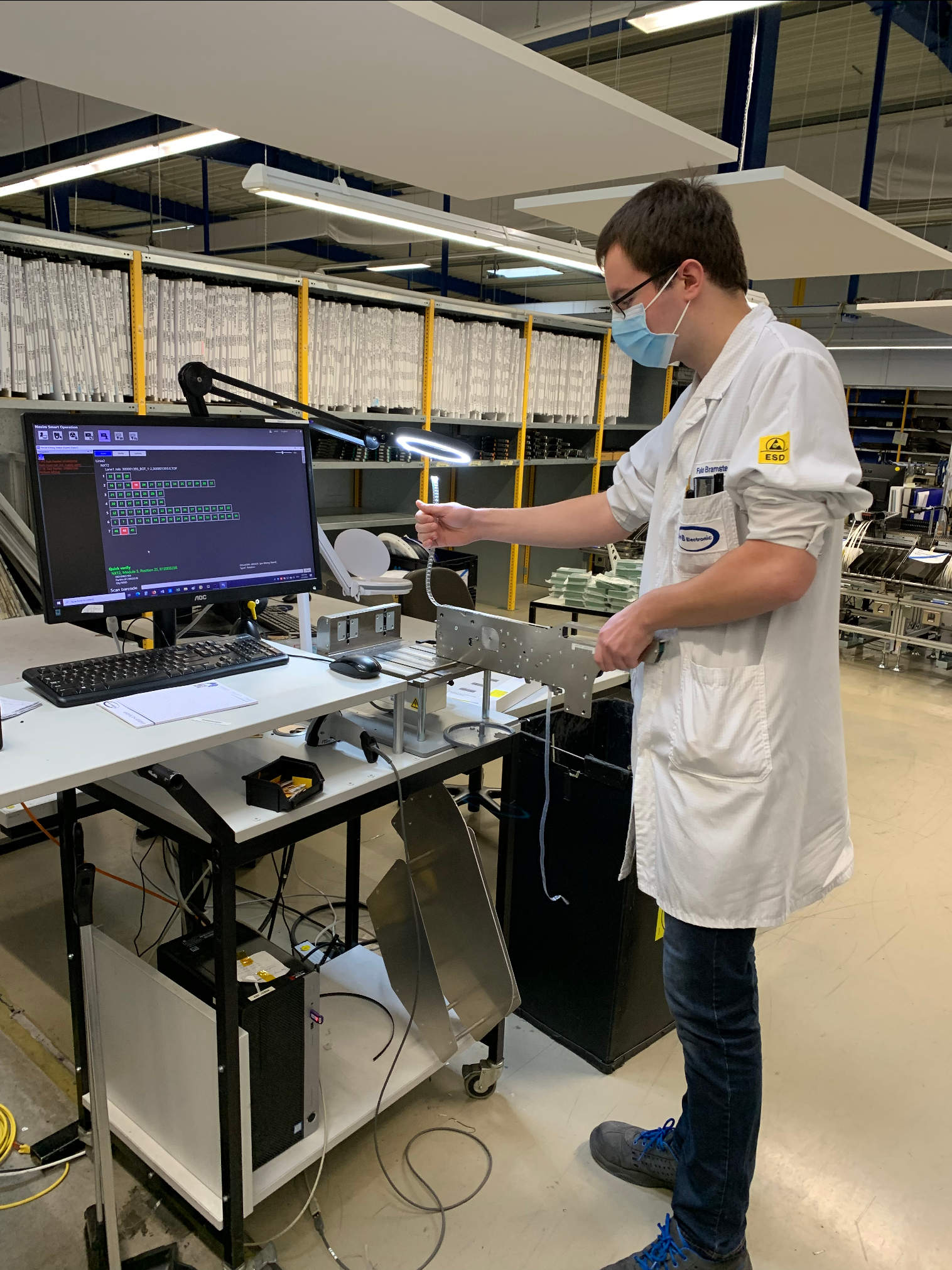 Auszubildender bei A+B Electronic arbeitete im Bereich SMD Bestückung