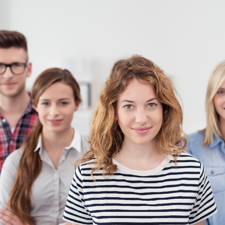 vier Schüler*innen, die versetzt hintereinander stehen